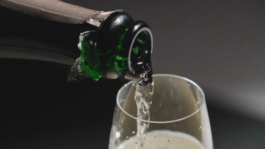 Chardonnay bianco frizzante Noughty 0,0% senza alcool Sanzalc, cantina analcolica per adulti disinibiti