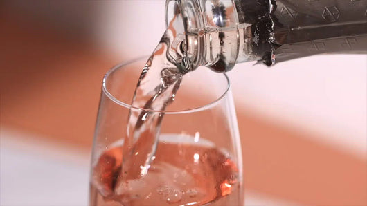 Spumante Noughty rosé 0,0% senza alcool Sanzalc, cantina analcolica per adulti disinibiti