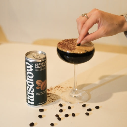 Guarnire a mano un Nasdrow Espresso Martini analcolico con cacao sopra un elegante bicchiere.