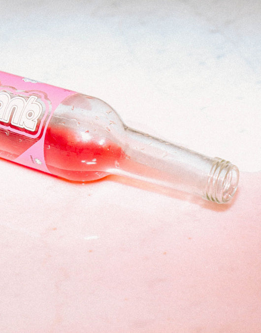 Limonata Hank al gusto CBD Passion, ribes nero e zenzero biologico Sanzalc, cantina analcolica per adulti disinibiti