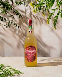 Bottiglia di infuso estivo Simples, in edizione limitata, con agrumi e rosmarino su fondo naturale.